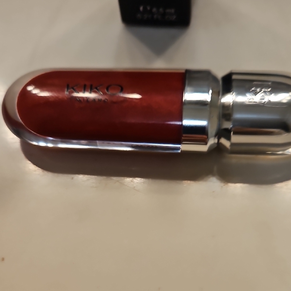3D Hydra Lip Gloss in Black Packaging - Picture 3 of 14